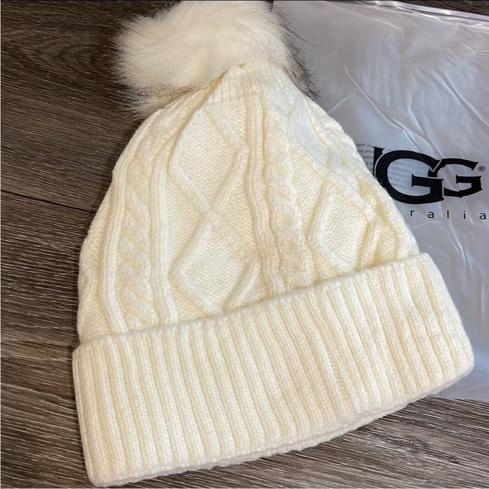 UGG Australia Cream Cable Knit Pom Pom Beanie Sherpa Lined! Brand New. - Picture 3 of 5